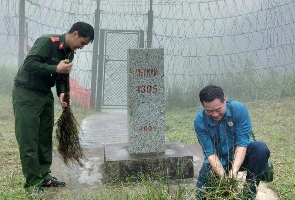 Các lực lượng tham gia dọn vệ sinh đường biên, cột mốc thuộc khu vực xã Đồng Tâm, huyện Bình Liêu. Ảnh: CTV.