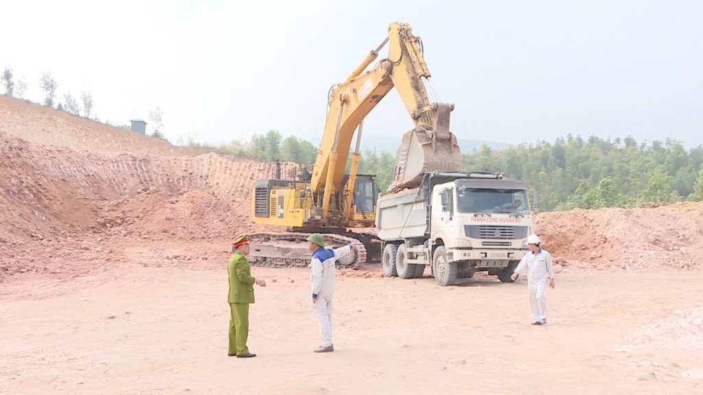 Lực lượng công an thành phố thường xuyên kiểm tra hoạt động của các đơn vị được cấp phép khai thác các mỏ đất san nền trên địa bàn Hạ Long. Ảnh: Lê Nam