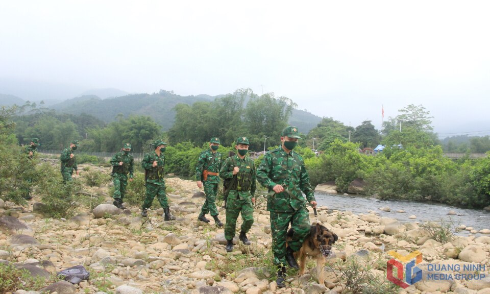 Cán bộ, chiến sĩ Đồn Biên phòng Pò Hèn tuần tra biên giới nhằm ngăn chặn tình trạng vượt biên, buôn lậu qua biên giới. Ảnh: Mạnh Trường