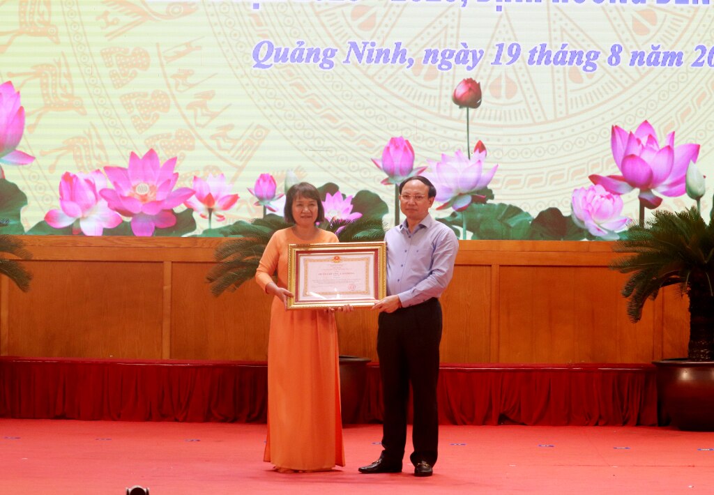 Đồng chí Nguyễn Xuân Ký, Ủy viên Trung ương Đảng, Bí thư Tỉnh ủy, Chủ tịch HĐND tỉnh trao Huân chương lao động hạng ba của Chủ tịch nước cho bà Lê Thị Huệ, nguyên giáo viên trường THPT Hòn Gai.