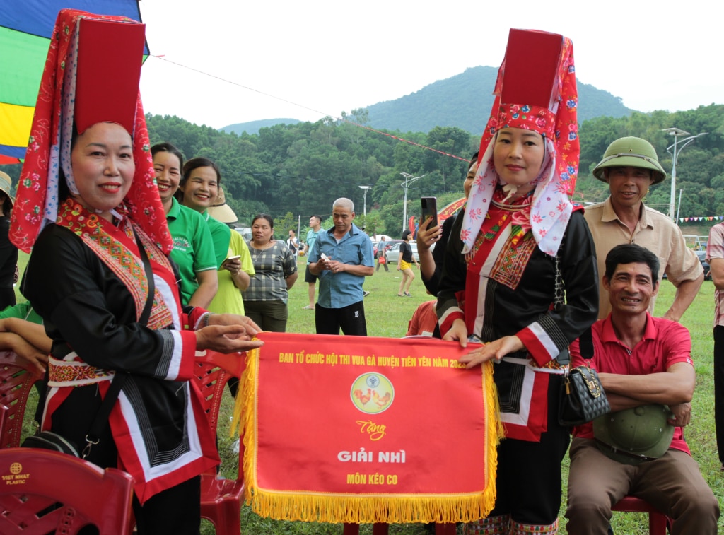 Hai cô gái người Dao thích thú với giải thưởng mà đội nhà vừa đạt được ở bộ môn kéo co.