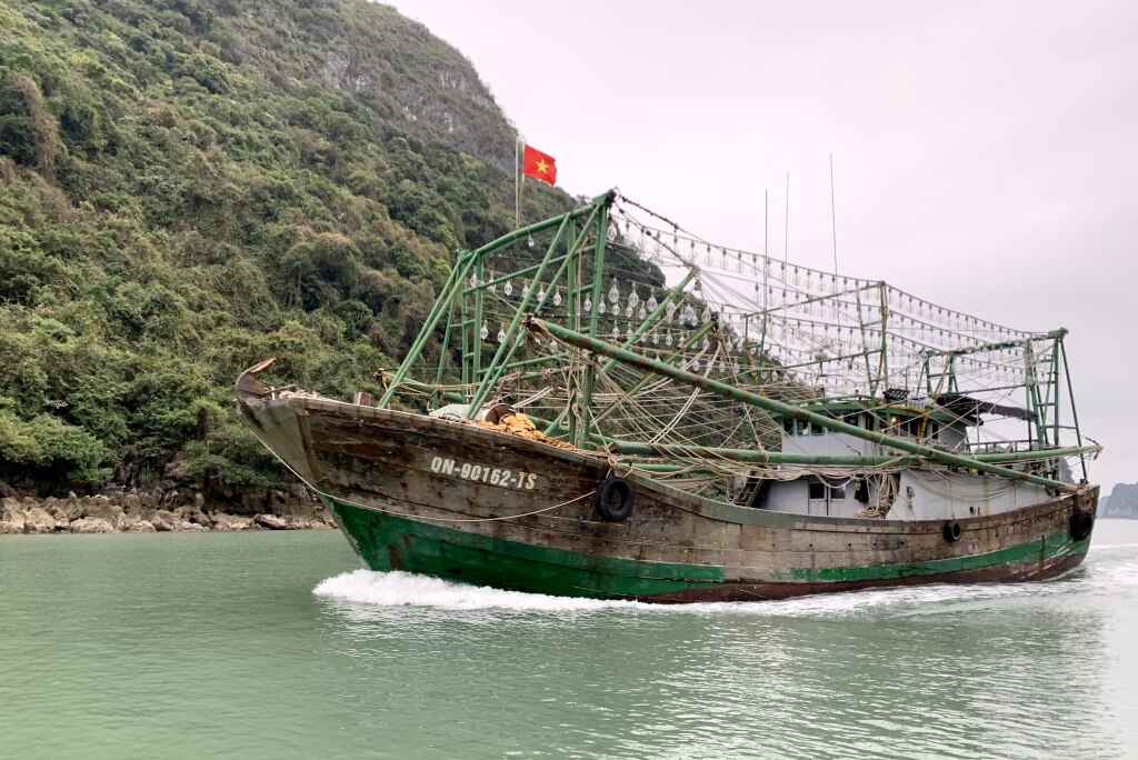 Tàu cá của ngư dân Vân Đồn trên đường đi khai thác thủy sản tuyến khơi.