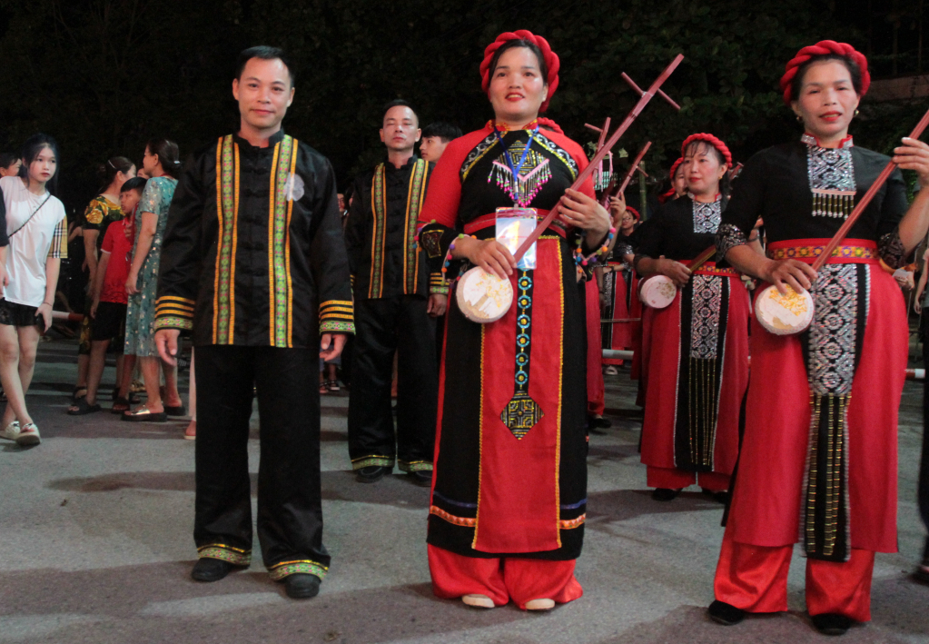 Người Tày với cây đàn tính.