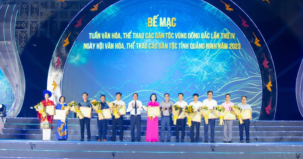 Ban Tổ chức trao giải toàn đoàn và tặng hoa chúc mừng các đơn vị tham gia.