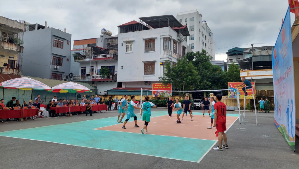 Hai bên thi đấu giao hữu bóng chuyền hơi