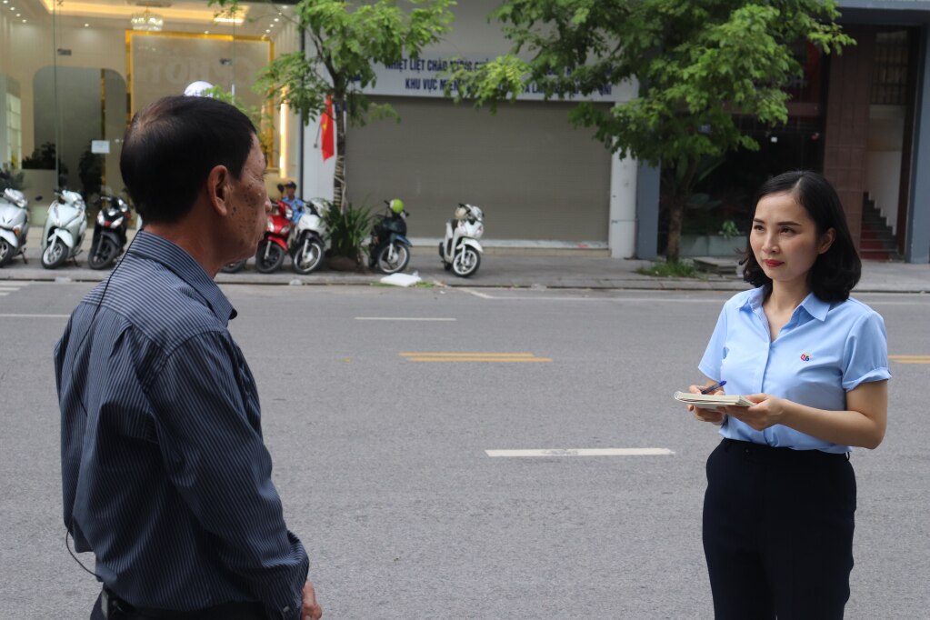 Bà Nguyễn Thị Hương Giang, Phóng viên phòng Biên tập truyền hình phỏng vấn các nhân vật để thực hiện bộ phim tài liệu lịch sử “Quảng Ninh biên niên sử truyền hình”.