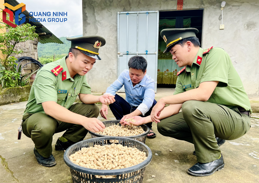 Lực lượng An ninh Công an huyện Hải Hà tuyên truyền, vận động quần chúng nhân dân tại bản Mốc 13, xã Quảng Đức.