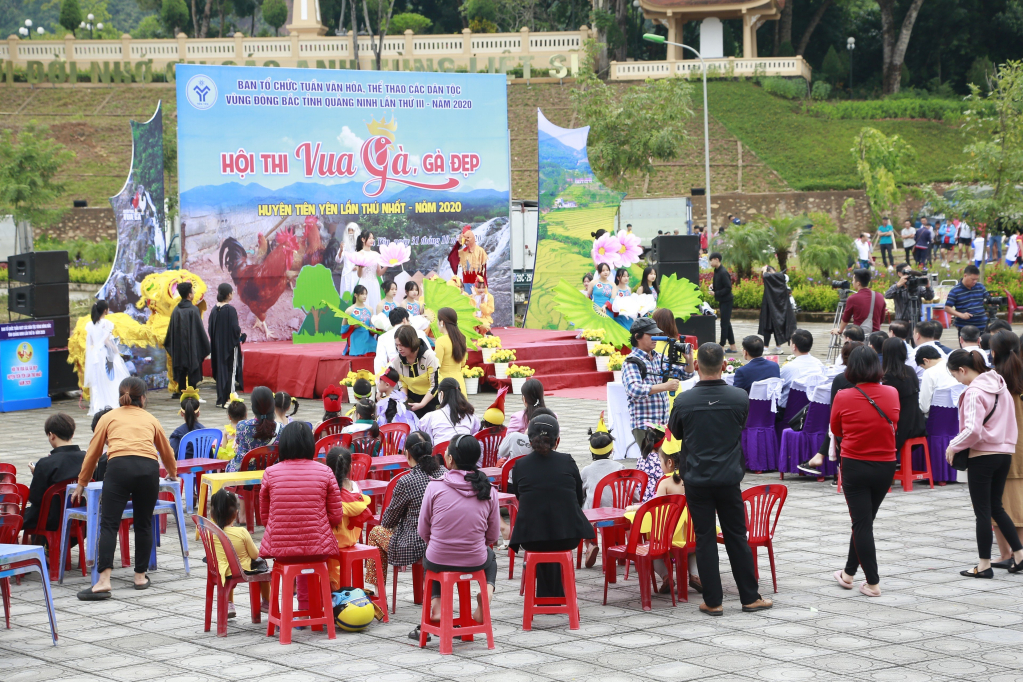 Hoạt cảnh về truyền thuyết nơi sinh ra Vua Gà trên thác Pạc Sủi.