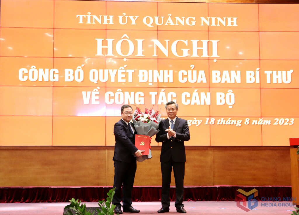 Đồng chí Nguyễn Quang Dương, Ủy viên Trung ương Đảng, Phó Trưởng Ban Tổ chức Trung ương trao Quyết định của Ban Bí thư cho đồng chí Đặng Xuân Phương, Phó Bí thư Tỉnh ủy Quảng Ninh.