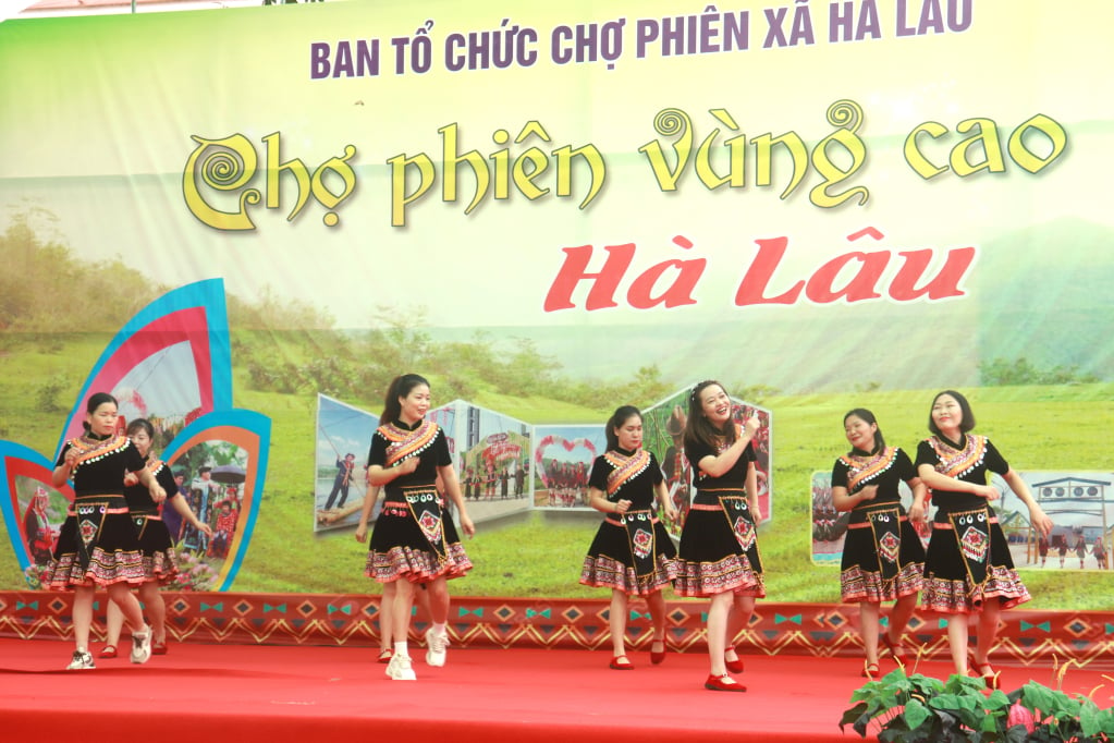 Biểu diễn văn nghệ tại chợ phiên Hà Lâu