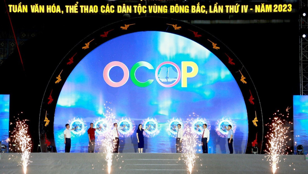 Các đại biểu nhấn nút khai mạc Hội chợ OCOP kết hợp thương mại Tuần Văn hóa thể thao các dân tộc vùng Đông Bắc lần thứ  IV, năm 2023.