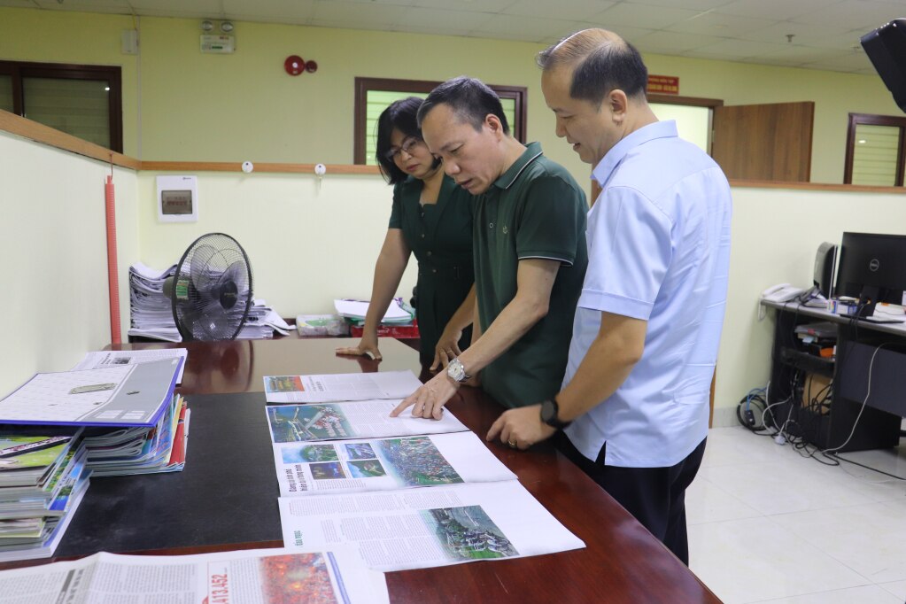 Phòng Biên tập Biên tập Báo Quảng Ninh – Báo Hạ Long biên tập, đánh giá chất lượng các tác phẩm trong ấn phẩm báo chí đặc biệt “Quảng Ninh – Khát vọng hùng cường”.