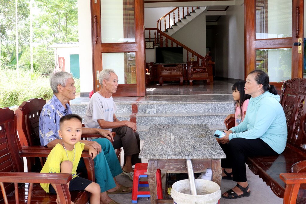 Bí thư Chi bộ, Trưởng thôn 3 Đoàn Thị Thể cùng các đảng viên chi bộ trò chuyện với hộ dân trong thôn.