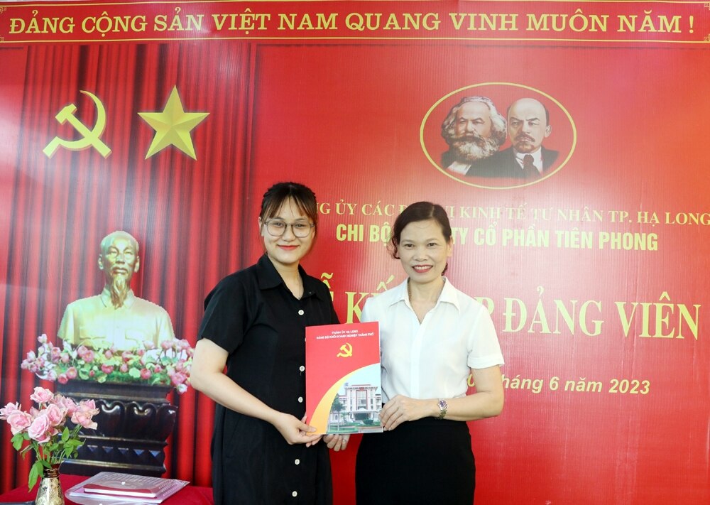 Chi bộ Công ty CP Tiên Phong thuộc Đảng bộ các đơn vị kinh tế tư nhân của TP Hạ Long tổ chức Lễ kết nạp đảng viên mới cho người lao động của doanh nghiệp.