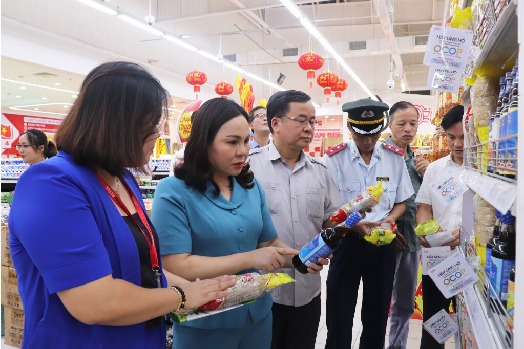 Đoàn công tác kiểm tra hàng hóa tại siêu thị Go! Hạ Long.