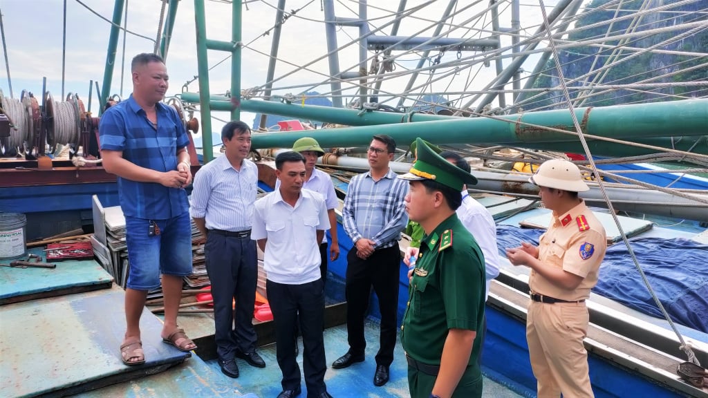 Tổ công tác liên ngành của huyện tuyên truyền ngư dân không thực hiện khai thác thủy sản trái phép làm ảnh hưởng đến môi trường biển.