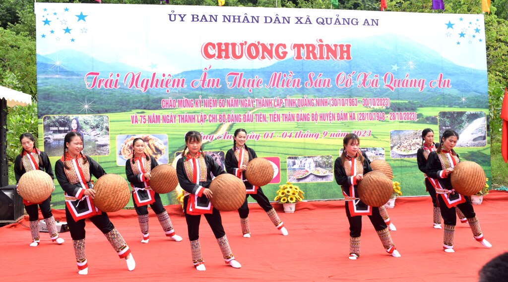 Các cô gái Dao duyên dáng trong điệu múa ngày mùa