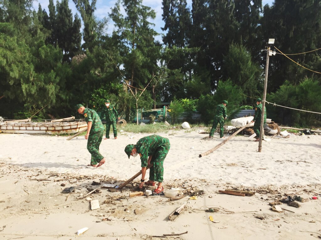 Thực hiện Chương trình “Hãy làm sạch biển” năm 2023, sáng 1/9/2023, Chi đoàn Đồn Biên phòng Trà Cổ phối hợp với các lực lượng trên địa bàn phường tổ chức ra quân làm sạch biển tại khu vực bãi Cồn Mang, phường Trà Cổ (TP Móng Cái).