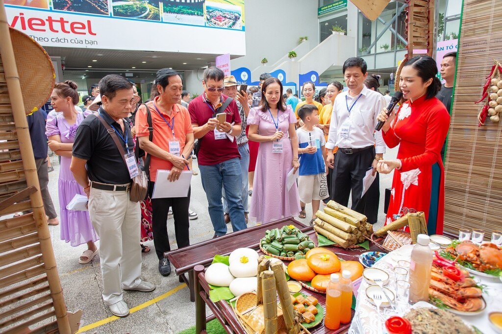 Ban Giám khảo chấm điểm phần thi ẩm thực của các đoàn. Ảnh: Long Giang