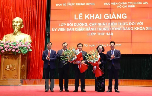 Khai giang Lop boi duong doi voi Uy vien Trung uong Dang khoa XIII hinh anh 2