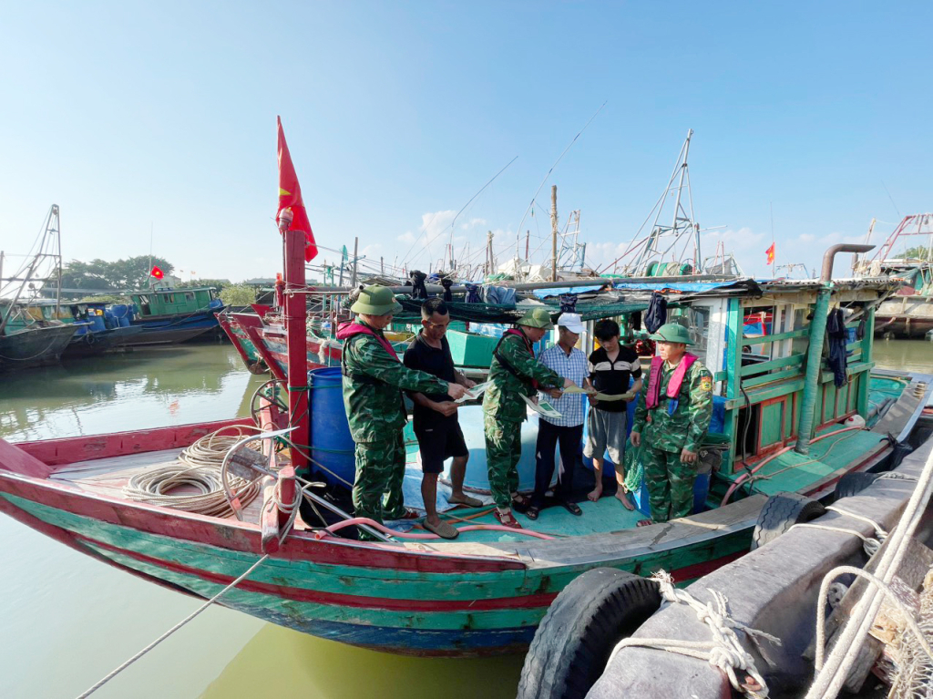 Cán bộ, chiến sĩ Đồn Biên phòng Trà Cổ (TP Móng Cái) Hoạt động góp phần nâng cao nhận thức, ý thức chấp hành pháp luật cho ngư dân khu vực biên giới vùng biển. Ảnh Nguyễn Chiến