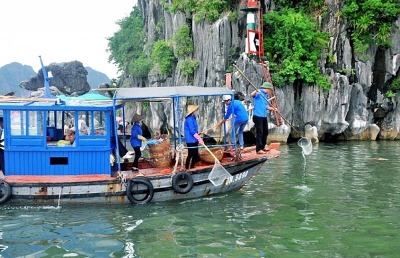 Thu gom rác thải trên Vịnh Hạ Long.