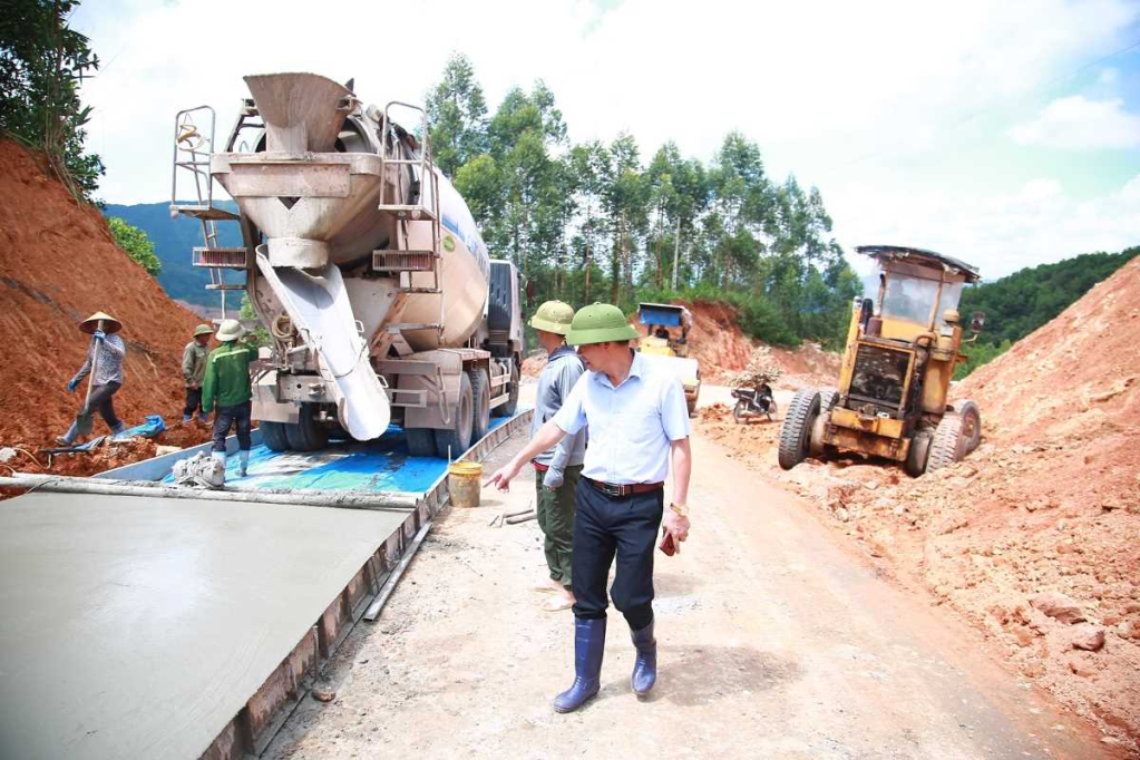 ng chí Hoàng Văn Sinh, Phó Bí thư Huyện ủy, Chủ tịch UBND huyện kiểm tra tiến độ thi công đường Khe Lặc xã Đại Dực đi xã Húc Động, huyện Bình Liêu. Ảnh: Trần Hoàn (CTV).