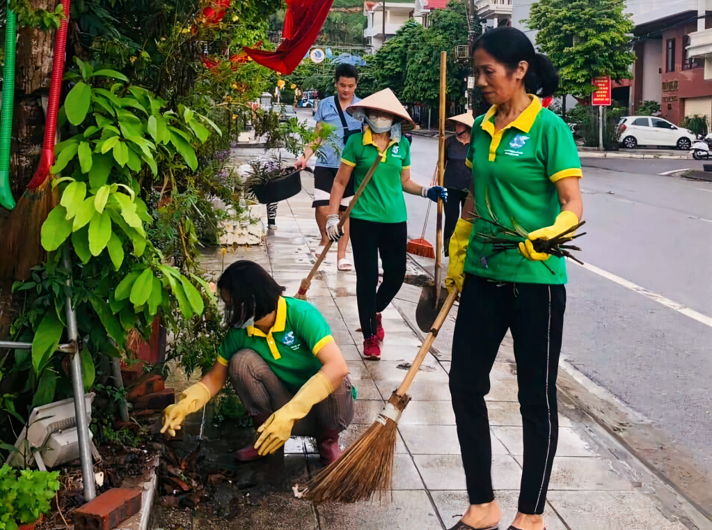 Nhân dân trên địa bàn thị trấn Cái Rồng (huyện Vân Đồn) tham gia phong trào Ngày chủ nhật xanh.