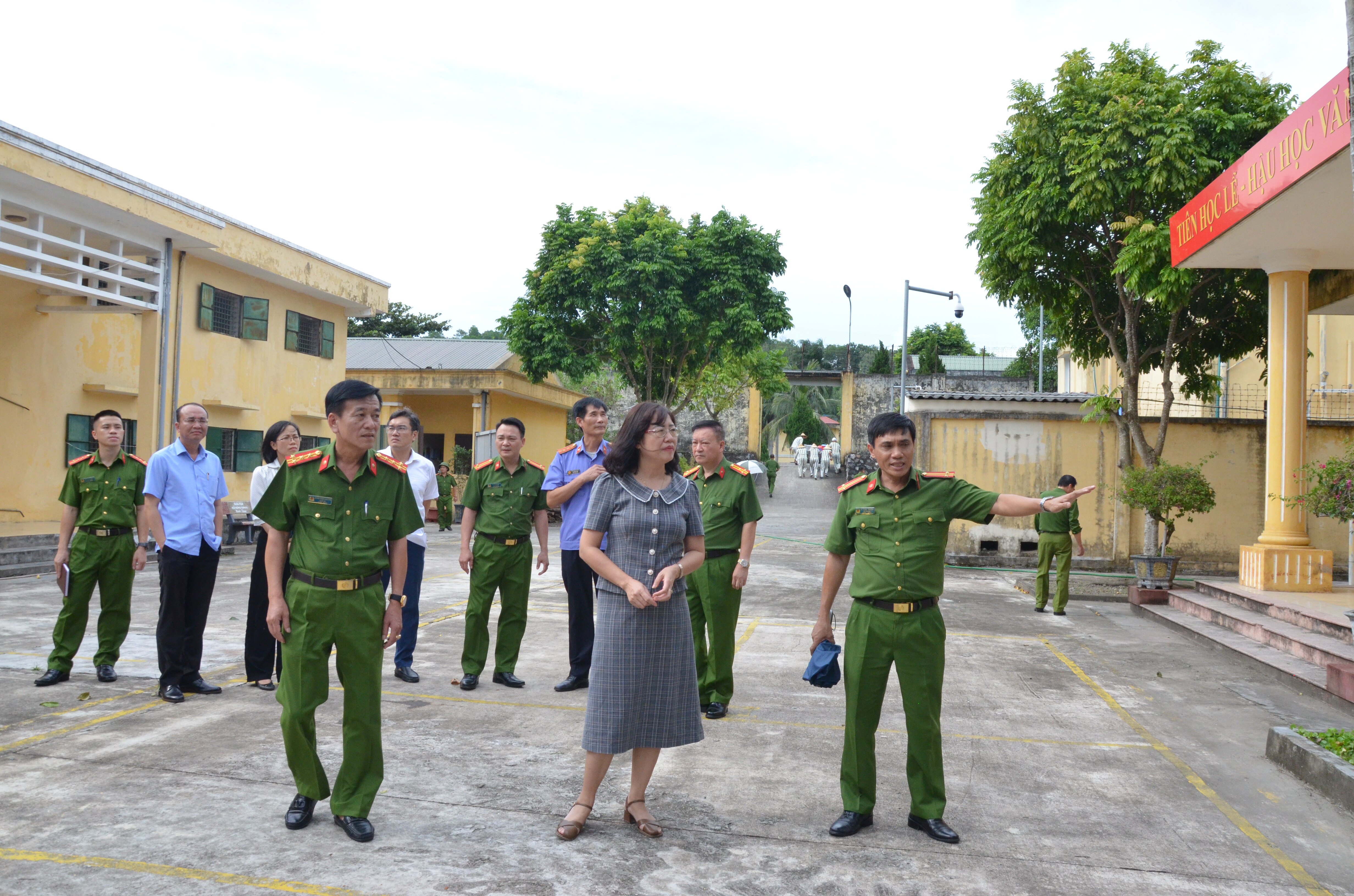 Đoàn giám sát khảo sát cơ sở vật chất, điều kiện giam giữ tại Trại tạm giam Công an tỉnh.