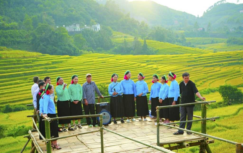 Người dân giao lưu hát Soóng cọ bên ruộng bậc thang giữa xã Đại Dực (Tiên Yên) và xã Húc Động (Bình Liêu) tại Lễ hội Văn hóa, thể thao dân tộc Sán Chỉ - Mùa vàng Soóng cọ năm 2022. Ảnh: Trần Hoàn (CTV)