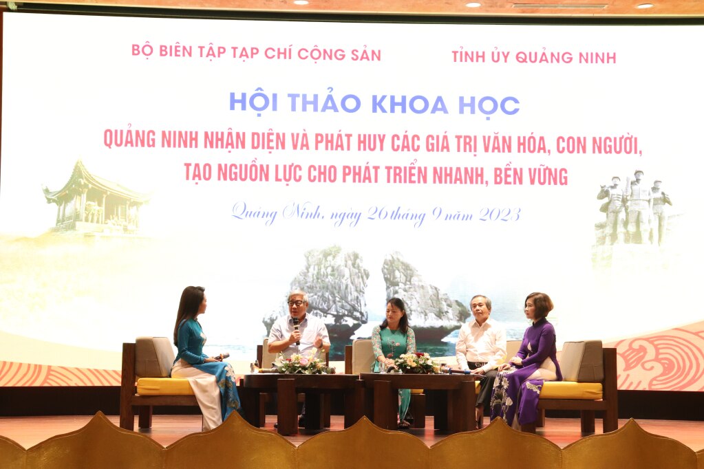 Các đại biểu, chuyên gia, nhà khoa học trao đổi, thảo luận bàn tròn. 