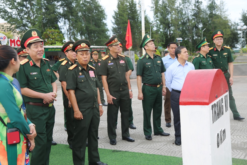 Thượng tướng Thongloi Silivong thăm  Cụm thông tin Cổ động Biên giới Sa Vĩ.