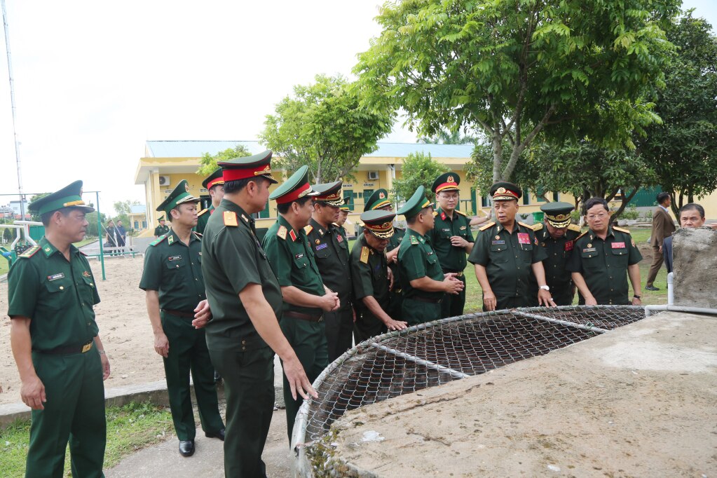 Đoàn công tác thăm khu vực tăng gia sản xuất của Đồn Biên phòng Trà Cổ.