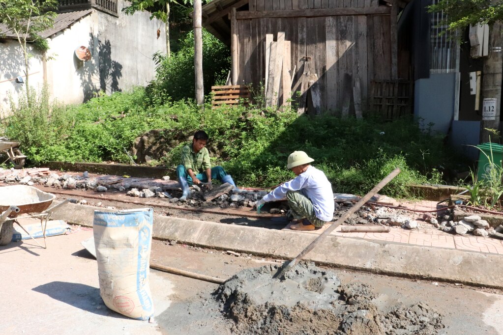 Đơn vị thi công đang gấp rút hoàn thành lắp đặt tuyến ống cấp 2 cung cấp nước sạch đến từng hộ dân trong thôn.