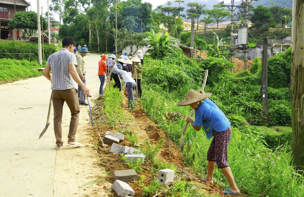 Cán bộ, đảng viên và nhân dân xã Đại Dực tham gia xây dựng nông thôn mới.