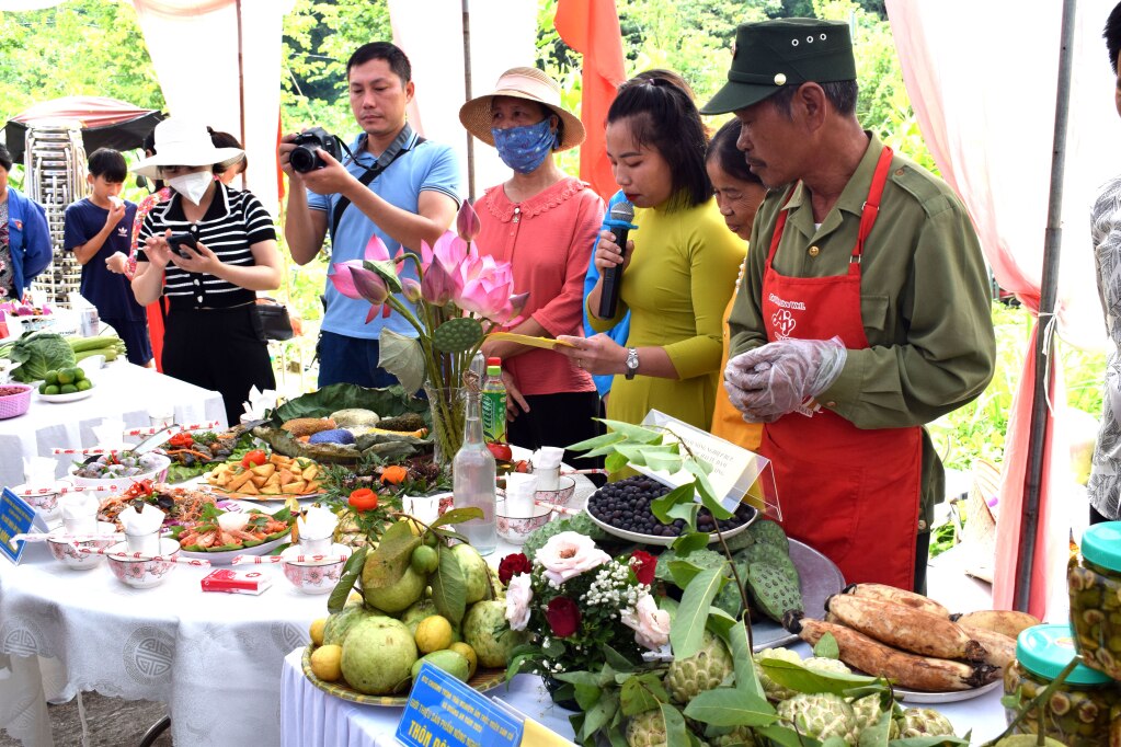 Thôn Đông Thành giới thiệu các món ăn do chính người dân trong thôn làm ra, nhiều món đã mang thương hiệu OCOP Quảng Ninh