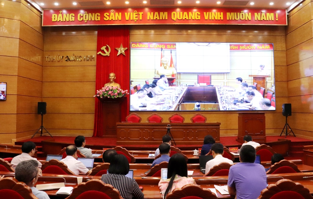 Quảng Ninh tham dự hội nghị qua truyền hình trực tuyến.