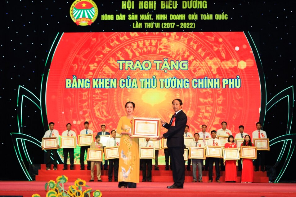 Bà Nguyễn Thị Chúc, hội viên nông dân phường Xuân Sơn, TX Đông Triều nhận Bằng khen của Thủ tướng Chính phủ tại Hội nghị biểu dương nông dân SXKD giỏi toàn quốc lần thứ VI. Ảnh Quốc Tảo (Hội Nông dân tỉnh)