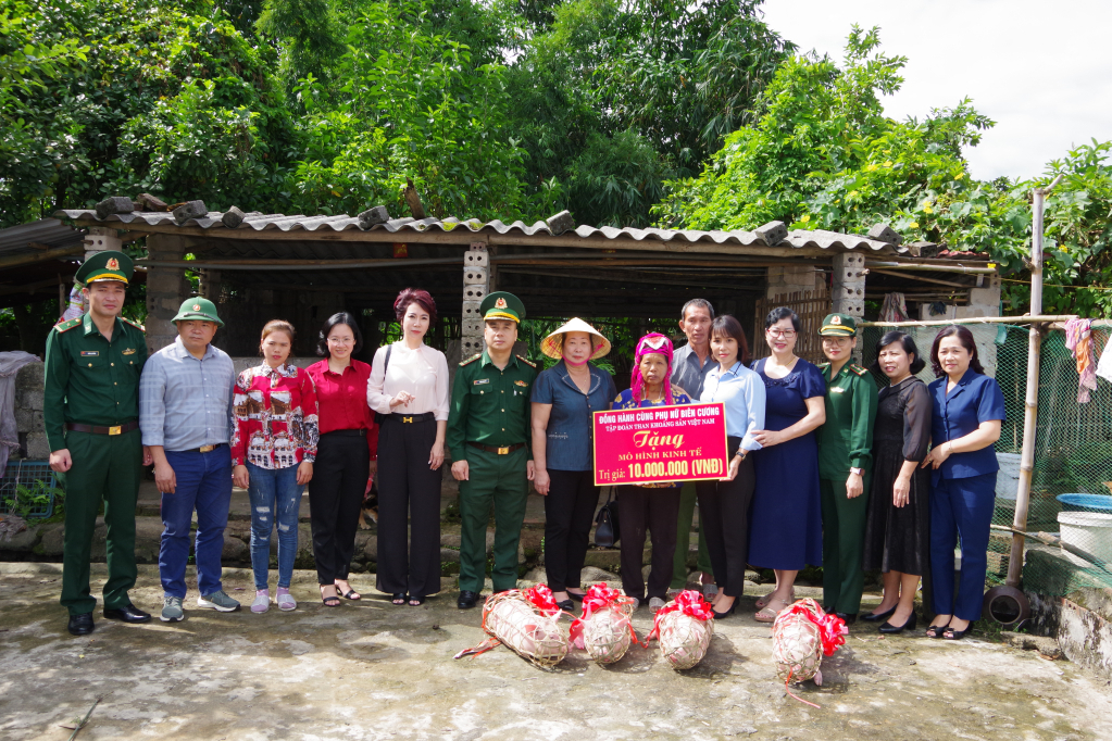 Hội LHPN tỉnh phối hợp trao mô hình kinh tế nuôi lợn nái cho gia đình chị Lỷ Tài Múi (xã Quảng Sơn, huyện Hải Hà), tháng 10-2022. Ảnh: Vân Anh