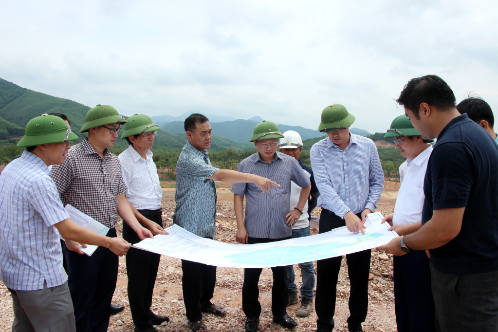 Đồng chí Cao Tường Huy, Quyền Chủ tịch UBND tỉnh cùng các sở, ngành kiểm tra tiến độ thi công dự án sân golf Đông Triều, ngày 23/8/2023. Ảnh: Mạnh Trường