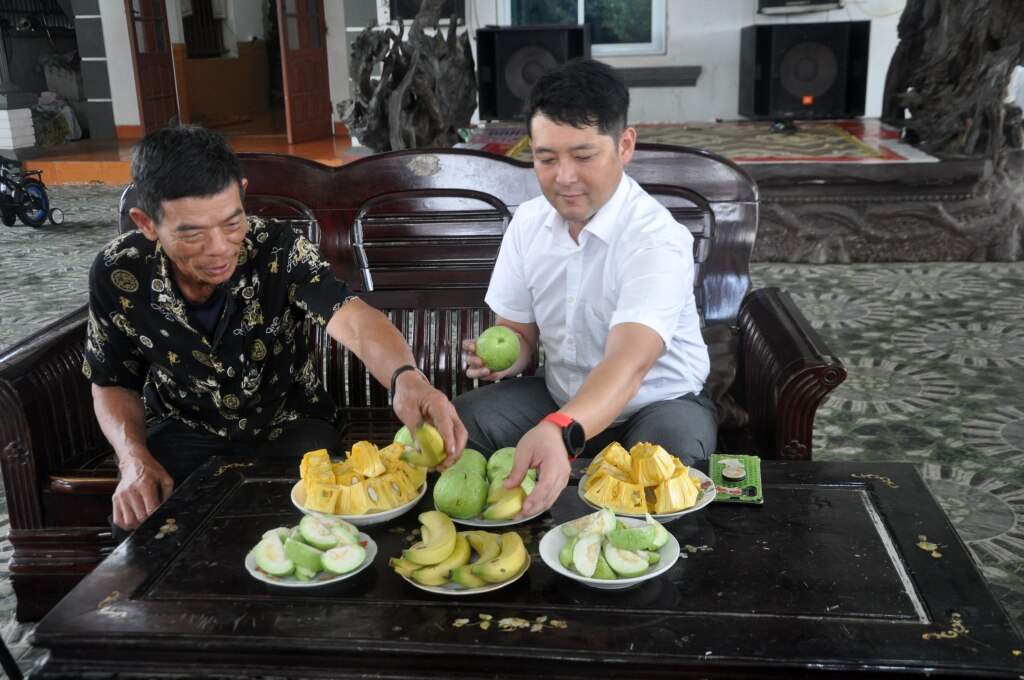 Đại diện Công ty TNHH Han Nong (Hàn Quốc) thưởng thức hoa trái của một hộ dân hợp tác triển khai mô hình du lịch nông nghiệp. 