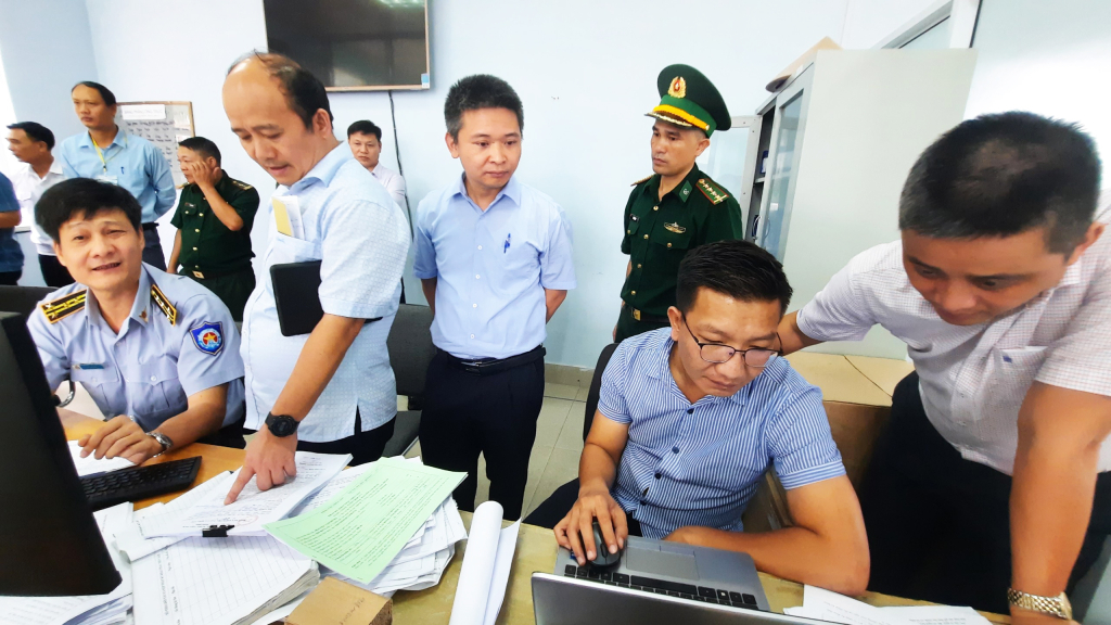 Đoàn công tác của Bộ NN&PTNT kiểm tra thực tế tại Trạm liên ngành kiểm soát tàu cá ra vào cảng Cái Rồng. 