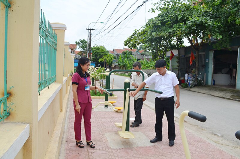 Cán bộ MTTQ và các đoàn thể xã Hiệp Hòa, TX Quảng Yên giám sát việc sử dụng các thiết chế văn hóa ở địa phương. Ảnh: Nguyễn Chiến