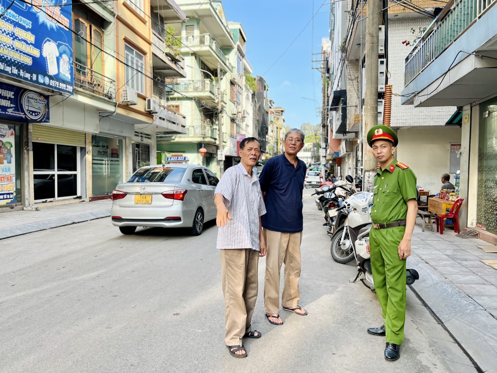 Công an phường Bạch Đằng (TP Hạ Long) nắm tình hình tại khu dân cư.