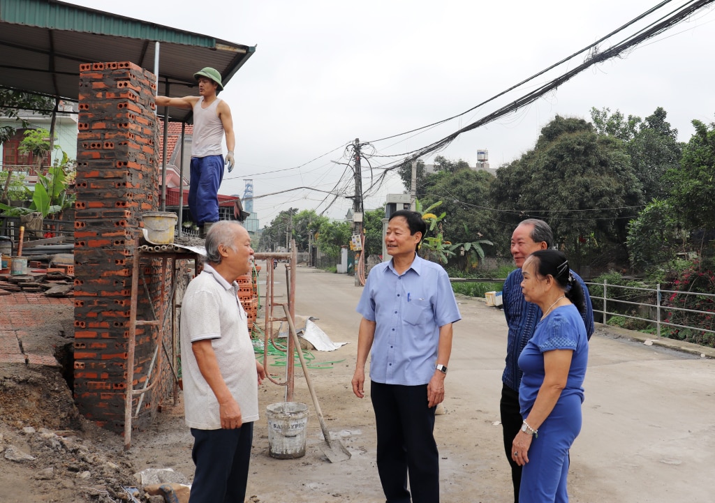 Cán bộ khu 4, phường Hà Tu trò chuyện với các hộ dân hiến đất mở rộng đường Sẹc Lồ.