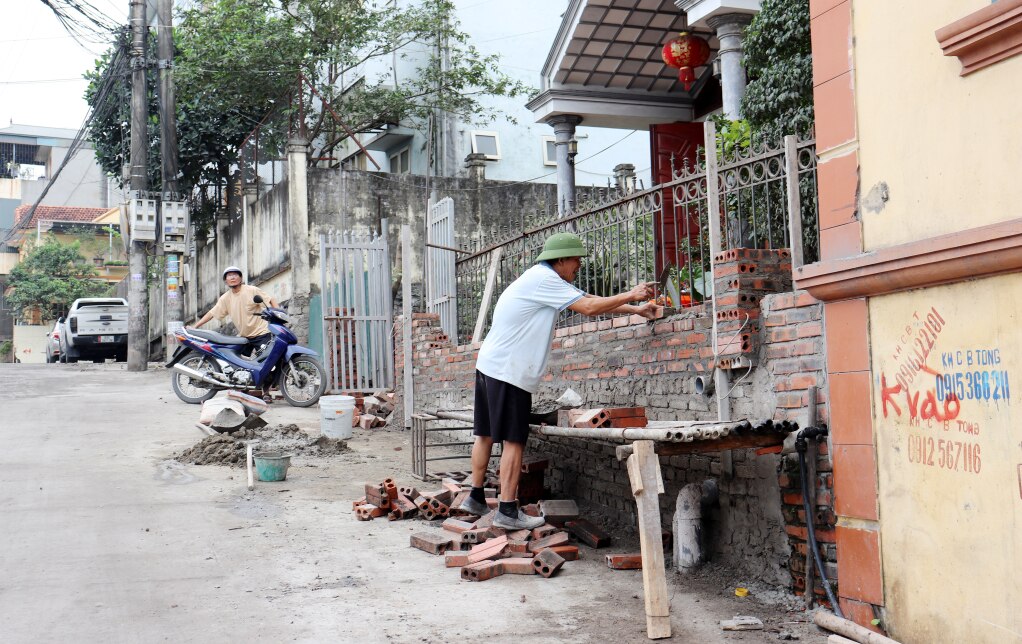 Người dân phường Hà Tu đồng thuận, tự nguyện hiến đất để mở rộng đường trong các khu dân cư.