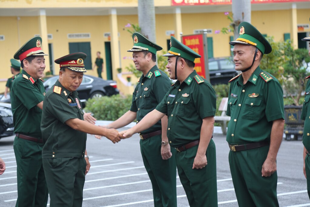 Thượng tướng Thongloi Silivong thăm Đồn Biên phòng  Trà Cổ, BĐBP Quảng Ninh