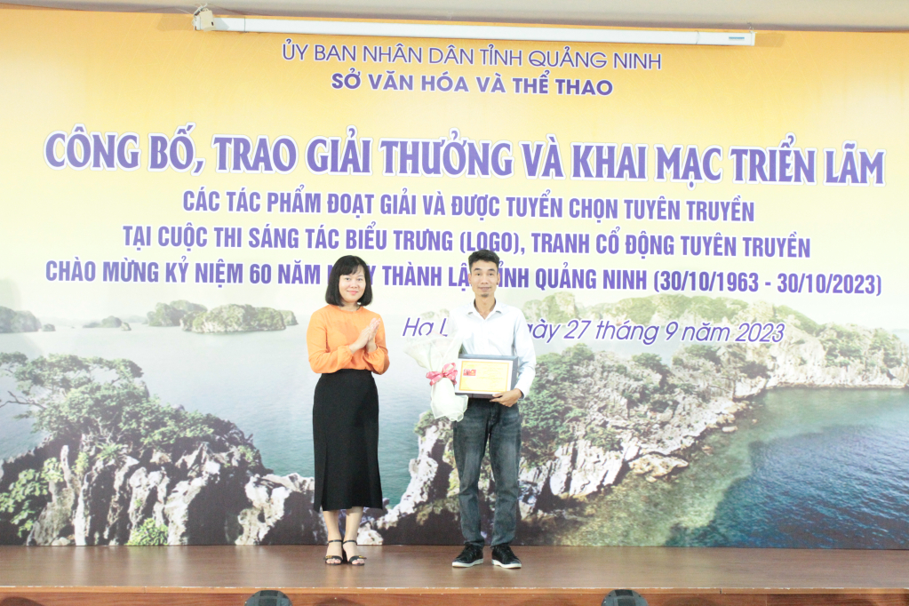 Ban Tổ chức trao giải Nhất hạng mục tranh cổ động.