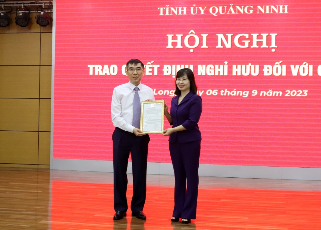 Đồng chí Trịnh Thị Minh Thanh, Phó Bí thư Thường trực Tỉnh ủy trao quyết định nghỉ hưu cho đồng chí Vũ Văn Huyên, Phó Chủ tịch Thường trực Hội Nông dân tỉnh.