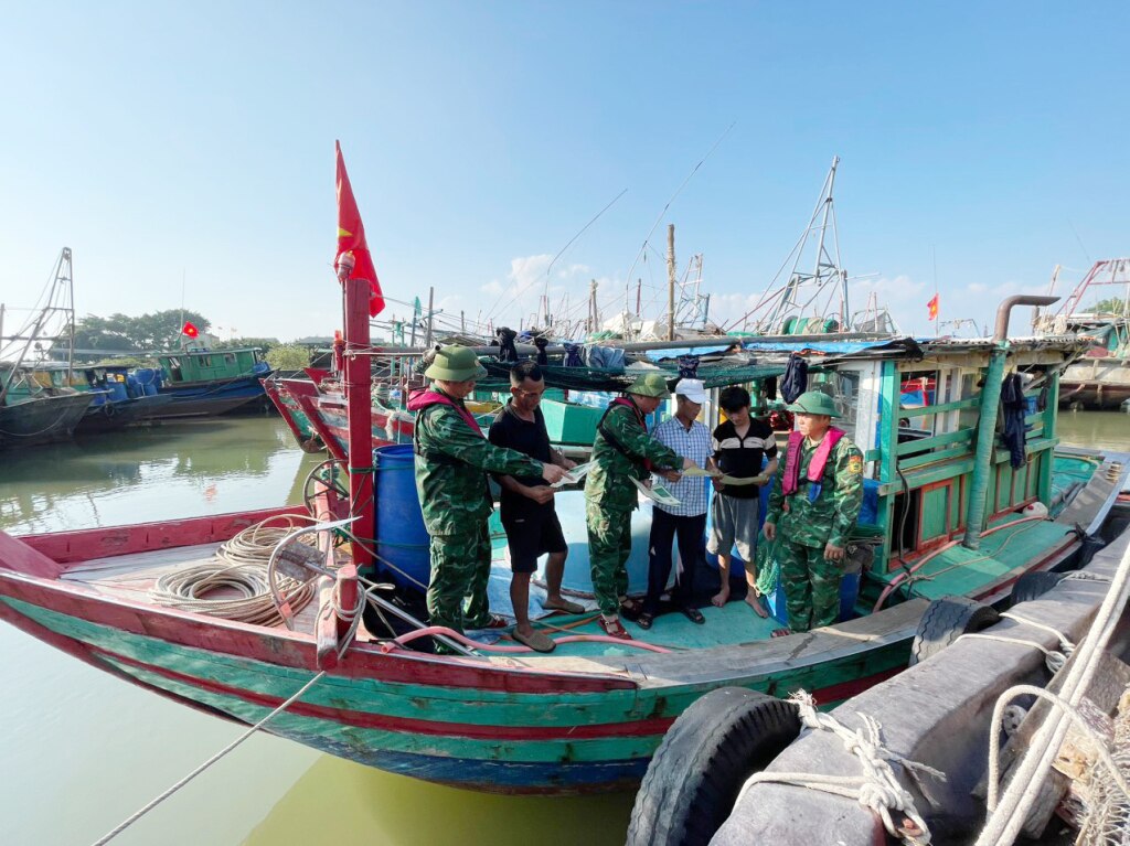 Hoạt động góp phần nâng cao nhận thức, ý thức chấp hành pháp luât cho ngư dân khu vực biên giới vùng biển.